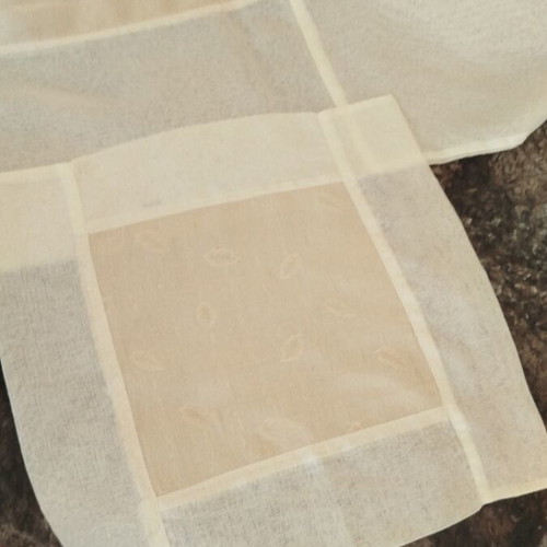 Table linen set with two smaller mats for table like new
