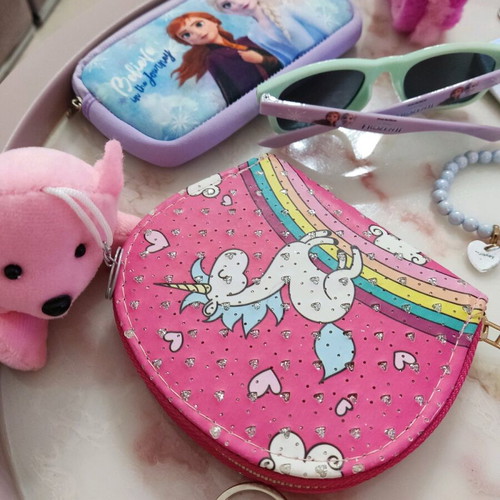 Wallets like new, pack with sunglasses, keychains, bracelets and rings