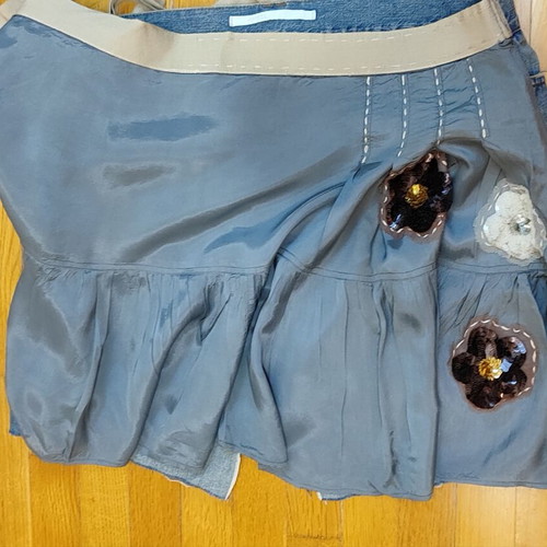 Skirt combining denim and satin fabric with floral details, like new