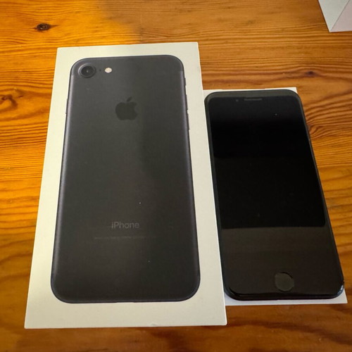iPhone 7 used, 32GB, black with green silicone case
