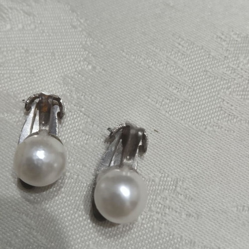 Pearl earrings used, 2 sets with clip white