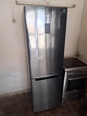 No frost refrigerator Samsung brand like new