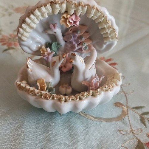 Porcelain decorative figurine like new
