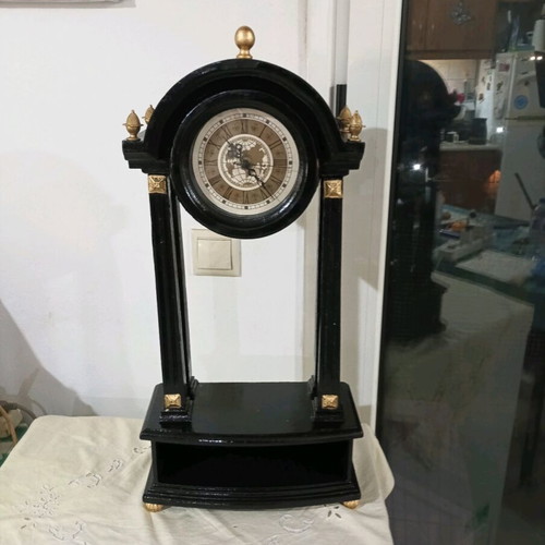 Neoclassical living room clock like new with elegant details