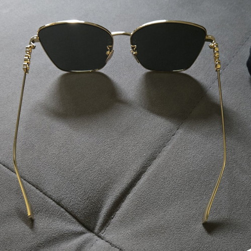Gucci sunglasses like new, gold color