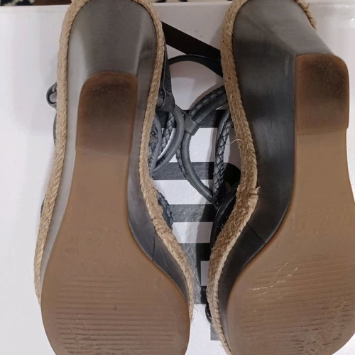 Schutz gray platform sandals size 36 leather like new