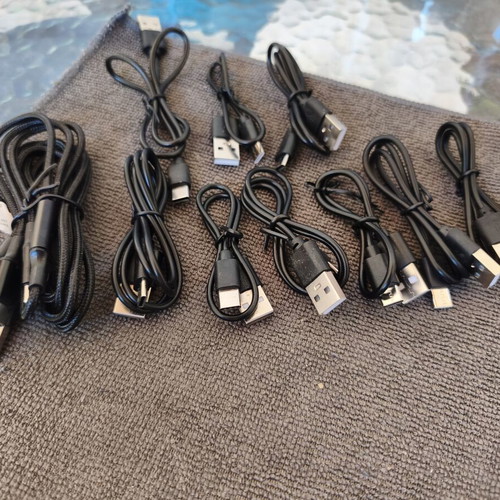 10 καλώδια φόρτισης USB Type-C και ένα τριπλό καλώδιο