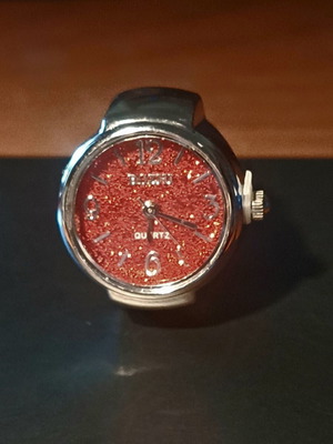 Δαχτυλίδι ρολόι quartz με κόκκινο Βουργουνδίας glitter καντράν και ασημί μπρασελέ σαν καινούργιο