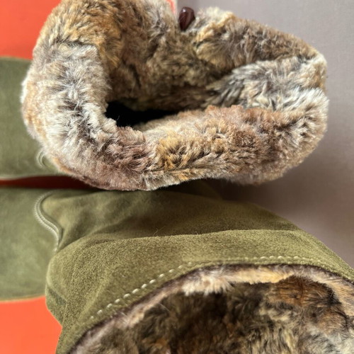 Khaki boots with fur lining size 36 like new