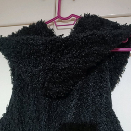 Sleeveless jacket like new, black with hood and ruffles