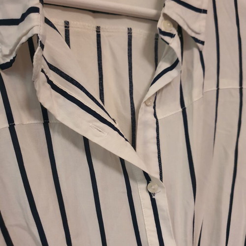 Striped shirt white with blue tie front like new, size L