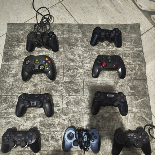 Controllers for parts, two working for PC, like new