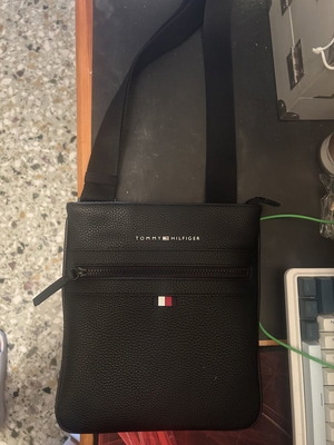 Tommy Hilfiger bag like new, black