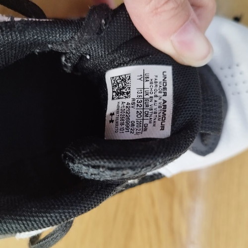 Under Armour basketball shoes kids size 32, black and white