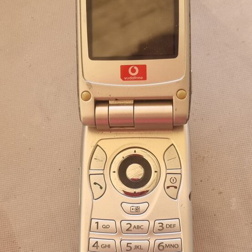 Vodafone flip phone used, 1.0 Megapixels camera, 2000s