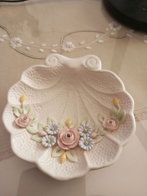 Capodimonte porcelain ashtray decorative, like new, Italian shell shape