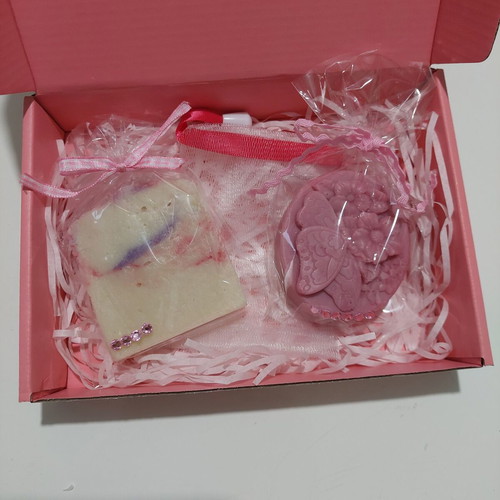 Gift set of 2 handmade soaps with bath pouch and natural ingredients