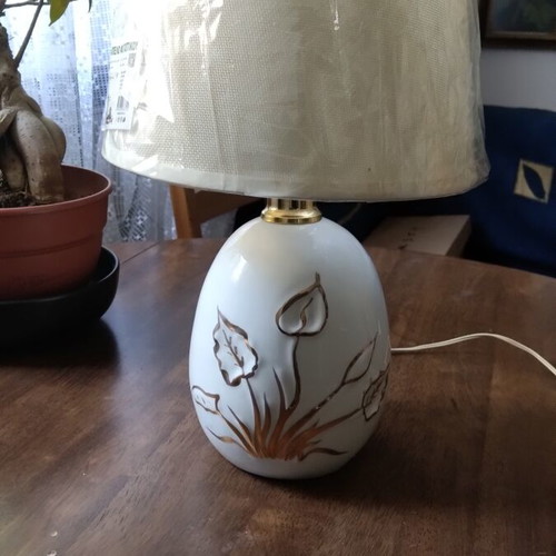 Table lamp with white ceramic base and gold leaf details, like new
