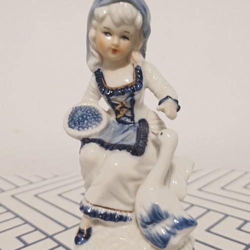 Vintage porcelain figurines blue-white European style like new