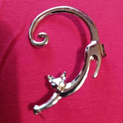 Cat-shaped earring new modern design