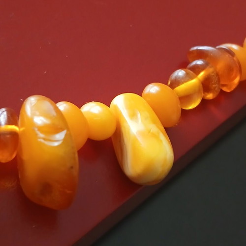 Necklace with genuine amber 45 cm like new