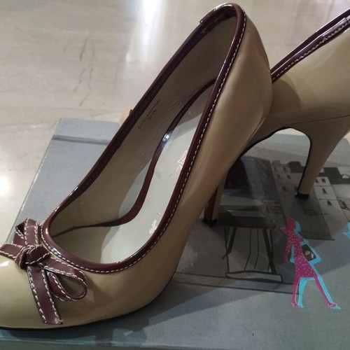 Beige patent leather pumps with burgundy bow like new
