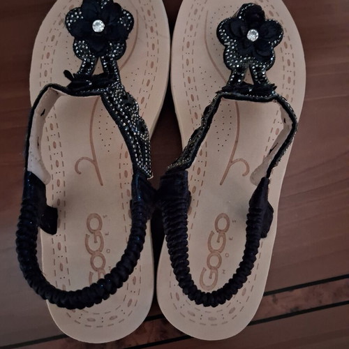Gogo women's black sandals like new, thong style with strap