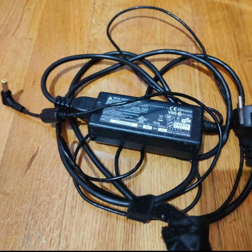 Acer Aspire 5530 series laptop used, for parts, needs power supply