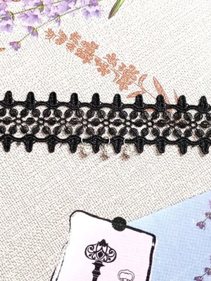 Fitted necklace new, knitted with adjustable chain and small diamonds