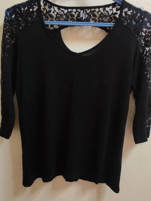 Blouse used with three-quarter sleeves and lace, size L