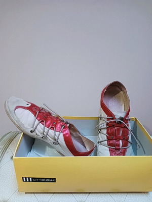 Women's athletic shoes used, distinctive two-tone, size 37