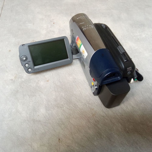 Canon MD 215 Mini DV video camera used, non-functional for parts