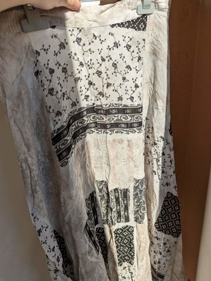 Beige skirt with patterns used, size L