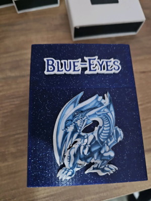 Blue Eyes White Dragon Deck Box like new, holds 100+ sleeved cards