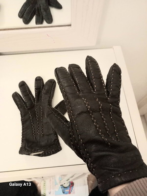 Leather women's gloves used with decorative stitching, black