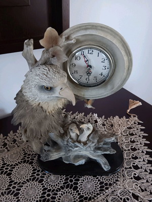 Decorative analog tabletop clock used