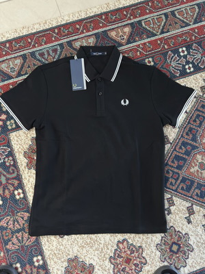 Fred Perry κοντομάνικο polo καινούργιο, μέγεθος M, μαύρο και άσπρο