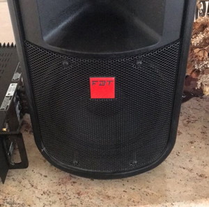 2 Ηχεία FBT, μίκτης και ενισχυτής BEHRINGER A500