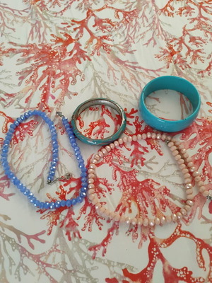 Bracelets and necklaces set like new, 2 bracelets 2 necklaces