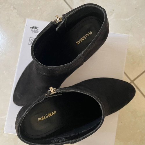 Black suede ankle boots Pull & Bear size 36 used with gift brown fur vest Bershka size S