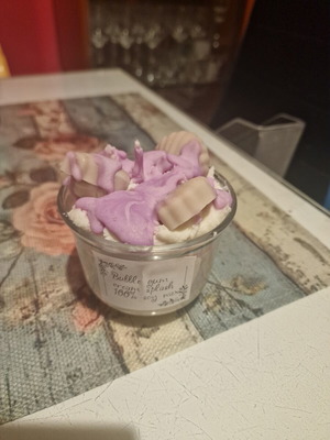 Bubblegum Cream Splash Candle with Soy Wax and Handmade Wax Melts