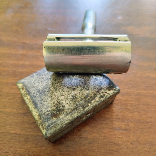 Vintage shaving razor used with detachable handle and original case