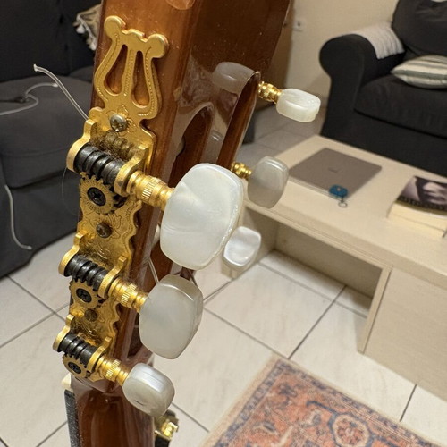 Ahera Concerto Classical Guitar like new with case