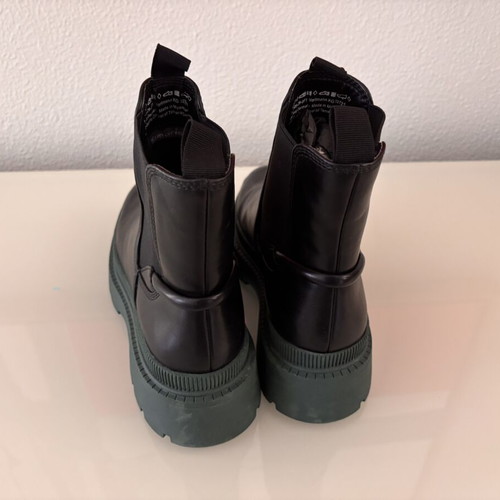 Tamaris Chelsea ankle boots like new, black with dark olive sole, size 38