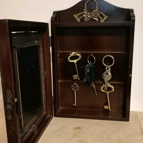 Wooden key holder like new, size 33x20