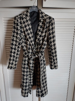 Палто Zara употребявано черно и бяло, размер L с колан и джобове