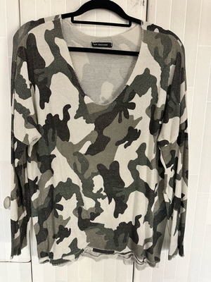 New Look camouflage blouse like new with silver detail