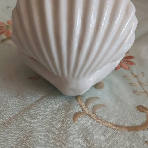 Porcelain decorative figurine like new