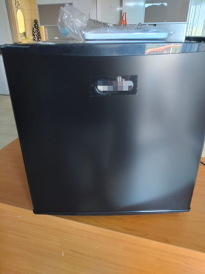 Mini bar fridge like new, single door