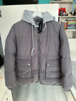 Pretty Little Thing women's oversized puffer jacket new, size 34, gray